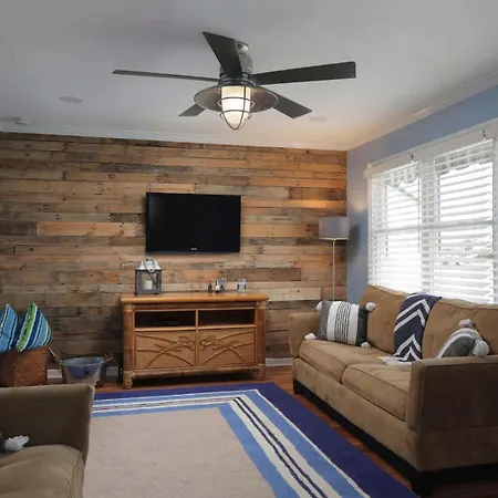 Island Time- Beautifully Renovated Bay View Home